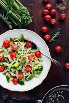 sałatka brokułowa z kurczakiem