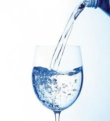 8 szklanek wody dziennie - to konieczność przy zdrowym odżywianiu.Nawadnia nasz organizm i wspomaga metabolizm.