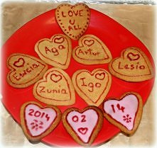 Walentynkowe ciasteczka ozdobione różowym lukrem i "galaretkowym" pisakiem