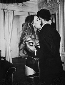 "Seks bez miłości to pus­te doświad­cze­nie. Ale wśród pus­tych doświad­czeń to jed­no z najlepszych."- Woody Allen