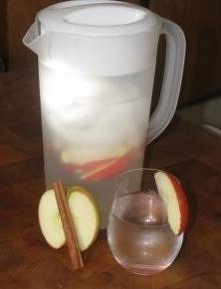 Na szybszy metabolizm: 
cienko pokrojone jabłko, laska cynamonu, lód , woda.