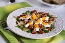 Jeśli nie macie pomysłu na Wielkanocne śniadanie, to skorzystajcie z mojej propozycji. Sałatka z jajkiem, serem, rukolą i pomidorkami koktajlowymi, posypana prażonym słoneczniki...