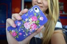 Telefon z obudową w kwiatki