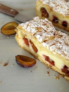 Kruche ze śliwkami i waniliową pianką