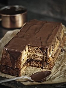 Piernik śliwkowy z marcepanem i powidłami w polewie czekoladowej