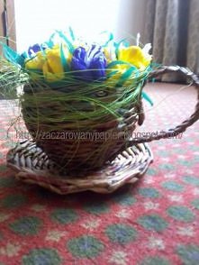 Filiżanka z papierowej wikliny ozdobiona krokusami z bibuły i sizalem