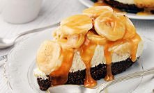 Sernik z bananami i toffi
spód:
250 g herbatników
90 g roztopionego masła

Masa:
250 g mascarpone
250 ml kremówki 36%
50 g cukru pudru
2 jajka (żółtka oddzielone od białek)
1 ły...