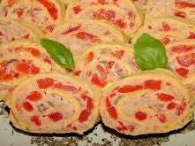 Rolada paprykowa z wędzoną makrelą

4 jajka (240g) 
2 wędzone obrane makrele (300g) 
papryka konserwowa (300g) 
2 łyżki jogurtu naturalnego (50g) 
przyprawy  (sól, pieprz, papry...