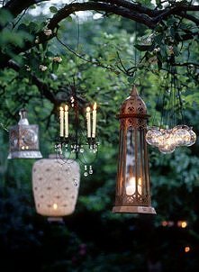 wiszące świeczniki w ogrodzie