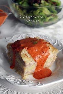 Gołąbkowa Lazania, to łatwiejsza i szybsza wersja gołąbków. Nie trzeba się męczyć z obgotowywaniem kapusty. Nie poparzymy sobie palców przy wyciąganiu gorącej kapusty z wrzątku....
