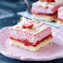 Kostka wiosenna

Biszkopt:
• 4 jajka
• 1/2 szklanki cukru
• 1/2 szklanki mąki pszennej
• 3 łyżki mąki ziemniaczanej

oraz:
• 200 g dżemu truskawkowego lub miękkiej marmolady tru...