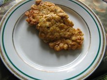 Kotlet z 1 podwójnego fileta kurczaka z 15dag serem żółtym oraz 3 łyżki mąki, 3 jajka. Filet z kurczaka i ser żółty pokroić drobno w kostkę dodać mąkę oraz żółtka a z białek ubi...