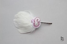 Wsuwka do włosów z piórkami. Element dekoracyjny wykonany technika haftu soutache z perełką hodowlaną. Znajdziemy tutaj biel, ecru i delikatny liliowy kolor. Dodatkowo wsuwka za...