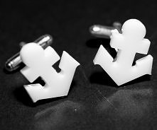 Kotwice. Białe spinki do mankietów. Oryginalne, marynarskie spinki do mankietów w kształcie kotwic. Wycięte z białego pleksi grubości 3 mm. Elementy metalowe w kolorze srebrnym.