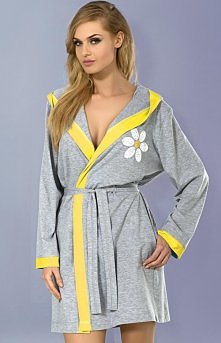 L&L Sabina szlafrok Modny szlafrok w stonowanej kolorystyce. Model z kapturem, wiązany w pasie. Dekolt zdobi nadruk kwiatuszków. Kolorowe lamówki.