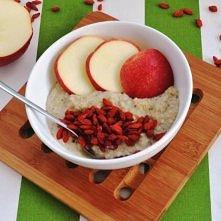 Owsianka na mleku sojowym z jagodami goji i jabłkiem