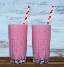 Koktajl truskawkowy z masłem orzechowym