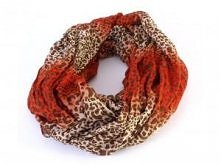 Komin z motywem panterki w brązach i pomarańczy.