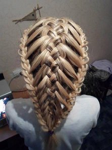 sylbosk, lexi5
a tutaj warkocz zrobiony jest ciut w inny sposob :)
Mi sie bardzo podobaja takie fryzury
warkocz