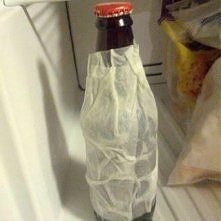 Chcesz szybko schodzić napój w butelce?

Owiń butelkę mokrym papierowym ręcznikiem i włóż do zamrażalki. Po chwili możesz cieszyć się chłodnym napojem.