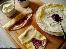 Naleśniki z kremem waniliowym i konfiturą żurawinową.