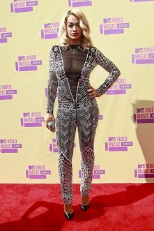 Błyszczący kombinezon, trójkątny dekolt, szpilki! Jak najbardziej na + !! <3