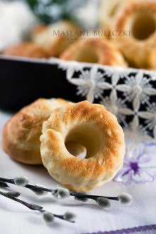Pyszne maślane babeczki drożdżowe. Idealne do Wielkanocnego koszyczka. Jeszcze ciepłe rozpływają się w ustach i trudno się nim wtedy oprzeć :)