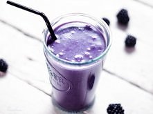 biala czekolada do picia z jezynami