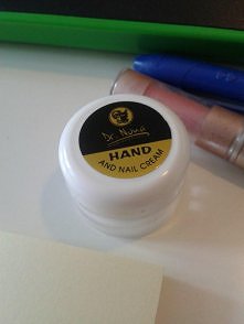 Krem do rąk w postaci próbki będzie idealny do kosmetyczki. Ratunek dla suchych skórek i słabych paznokci. Uwaga! Działa też na trądzik :) 

Próbka dostępna za 10 zł na stronie:...