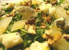 CHRUPIĄCA SAŁATKA Z RUKOLI Z GRUSZKAMI, SEREM GORGONZOLA I WŁOSKIMI ORZECHAMI POLANA MIODOWYM DRESSINGIEM - składniki:
opakowanie rukoli
150 g łuskanych włoskich orzechów
100 da...