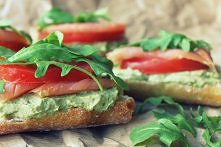 Kanapka z pastą z avocado i...