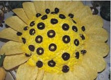 Sałatka Słonecznik
"Nazywam to sałatką, chociaż ma składniki takie, że niejeden obiad zastąpi. Ja podaję ją często na okazje typu Nowy Rok czy jakieś urodziny. Robi się ją ...