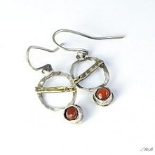 Kolczyki srebrne o prostej formie. Lekkie, młotkowane koła z elementem mosiądzu, połączone z intensywnie wybarwionym karneolem. Srebro 925 i 999, oksydowane i przetarte.