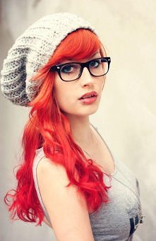 ładny kolor, kolczyk też fajny