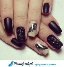 Czarne paznokcie z piórkiem
