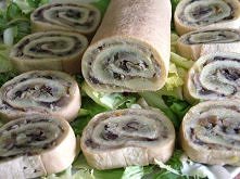 Rolada z pieczarkami

Składniki: 
1 andrut kwadratowy (25g) 
ziemniaki (300g) 
pieczarki (200g) 
cebula (200g) 
1 łyżka jogurtu naturalnego (25g) 
przyprawy (sól, pieprz, przypr...