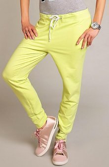 Karen-styl G5 spodnie limonka Modne, dresowe spodnie damskie.
- zwężane nogawki, wykończone surowo