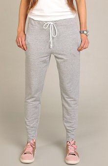 Karen-styl G5 spodnie szare Modne, dresowe spodnie damskie.
- zwężane nogawki, wykończone surowo
- w pasie wygodna guma oraz sznurek gwarantujący regulację
- po bokach kieszenie