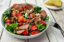 Sałata ze szpinakiem, bekonem i truskawkami