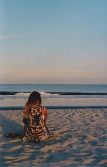 Posiedzenie samemu na plaży...