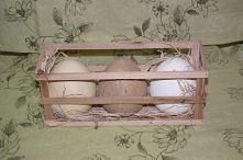 Jajka wielkanocne w mini skrzynce. Kupione w jednym z chińskich sklepów. Robią super wrażenie. Wielkością zbliżone do jaj strusia:)