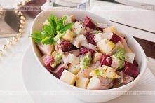 Sałatka ze śledzi z ziemniakami i marynowanymi buraczkami