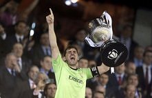 Iker Casillas z Pucharem Króla

Gratulacje!