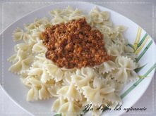 Makaron kokardki z mięsem mielonym i sosem pomidorowym.
Więcej pod zdjęciem