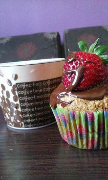 fit muffinki z gorzką czekolada i truskawkami ;)