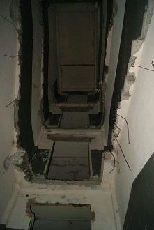 Zniszczona klatka schodowa