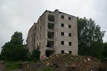 Jeden z bloków w Kłominie...

Do 1992 roku miejscowość była bazą Armii Radzieckiej (stacjonował tam 82 Gwardyjski Pułk Strzelców Zmotoryzowanych) i podlegało jej administracji, ...