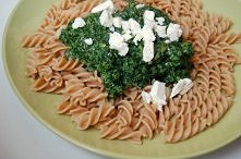 MAKARON ZE SZPINAKIEM:
Potrzebne (na 1 porcje):
* 50-60g makaronu pełnoziarnistego
* 80-100g szpinaku
* ząbek czosnku, pieprz, sól, etc.
* można posypiać twarogiem, polać jogurt...