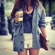 Sweterek,koszulka i spodenki są idealne na miasto!Wygodnie i stylowo!