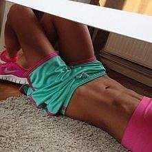 Takie ciało to każdy by chciał a robić niema komu xD Ja skaczę codziennie na skakance minimum 30 min. mam nadzieję , że pomoże ;* Trzymajcie za mnie kciuki <3